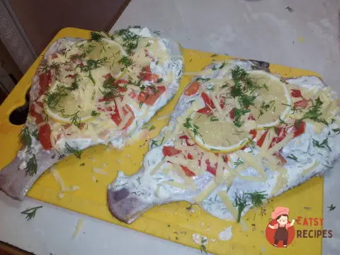 Камбала в духовці з овочами та травами