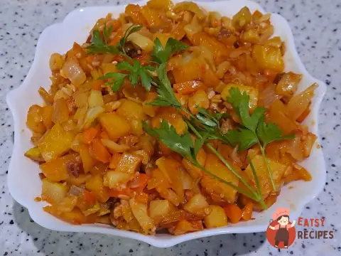Овочеве рагу з молодим кабачком на сковороді