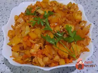 Овочеве рагу з молодим кабачком на сковороді