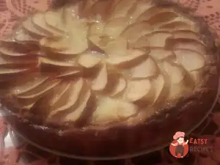 Яблучний пиріг на сирному тісті