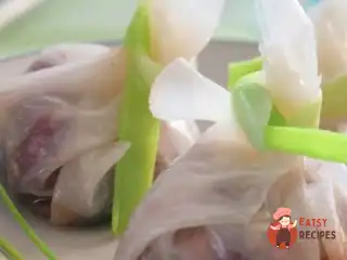 Мішечки з куркою в солодкому соусі з горіхами
