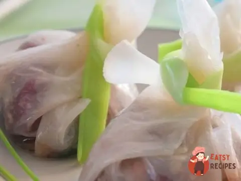 Мішечки з куркою в солодкому соусі з горіхами