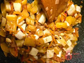 Кабачки, тушковані з овочами