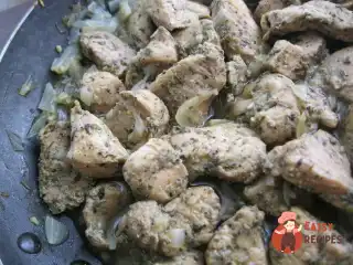 Куряче смажене філе з цибулею в медовому маринаді