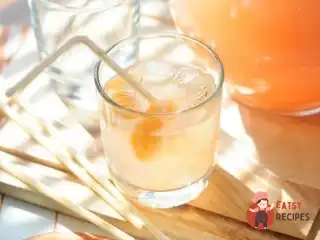 Зимовий лимонад із грейпфрута з мандариновими кубиками.