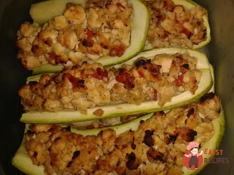 Запечені кабачки з курячим філе