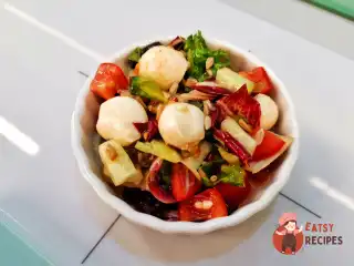 Салат з моцарелою та перцем халапеньо