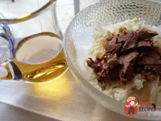 Салат з редьки з яловичиною та карамелізованою цибулею