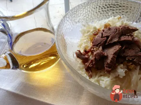 Салат з редьки з яловичиною та карамелізованою цибулею