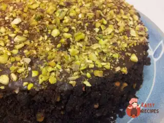 Шоколадний торт з фісташками без яєць