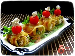 Рулетики з кабачків, м'якого сиру та часнику.