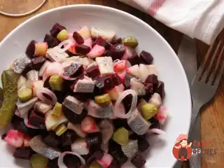 Салат з оселедця з овочами та яблуком