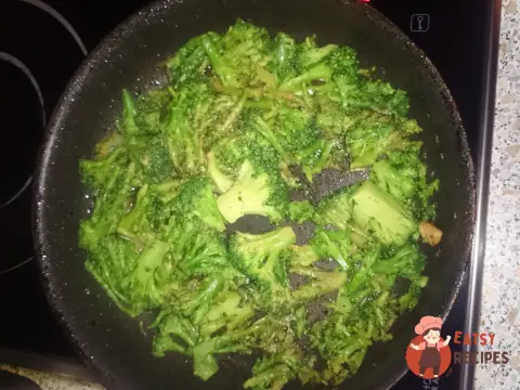 Куряче філе в духовці під сиром із овочами