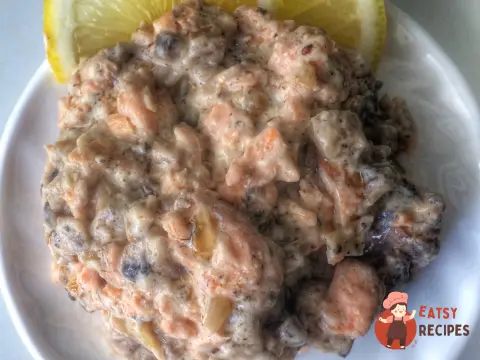 Сьомга у вершковому соусі з грибами