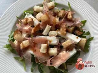 Салат з хамоном та рукколою