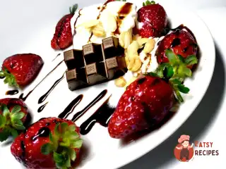 Карамельне морозиво зі шматочками шоколаду та стиглої полуниці