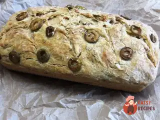 Хліб з оливками та розмарином