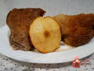 Качка з яблуками, запечена в рукаві