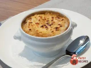 Цибулевий суп із крутонами