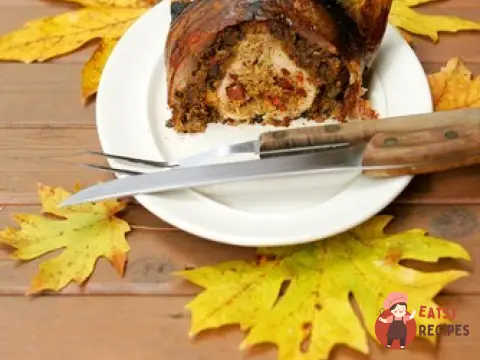 Смажена качка, фарширована рисом, горіхами та ароматними травами