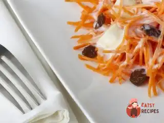 Морквяний салат із родзинками та волоськими горіхами