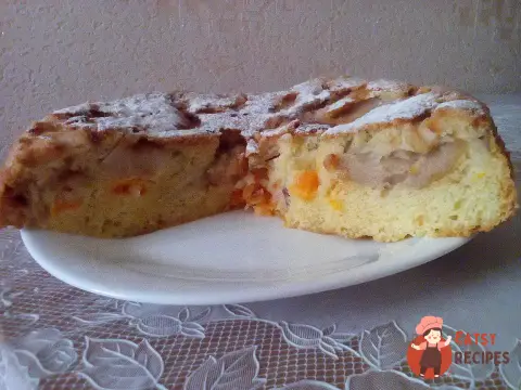 Шарлотка з яблуками та мандаринами
