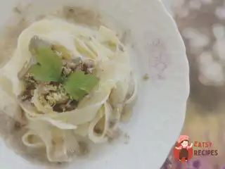 Яловичина з волоськими горіхами та грибами