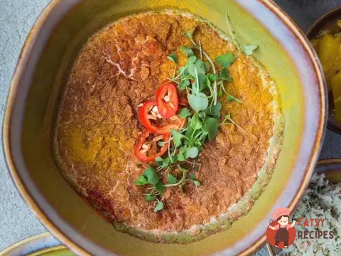Кокосовий чечевичний каррі з томатами.