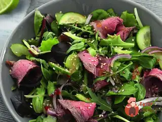 Тайський салат з яловичиною, маринованою в устричному соусі