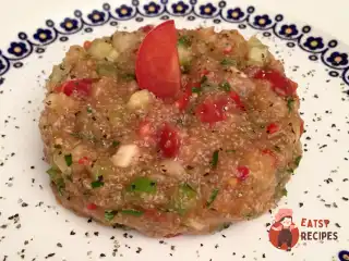 Салат із кіноа зі свіжими овочами.