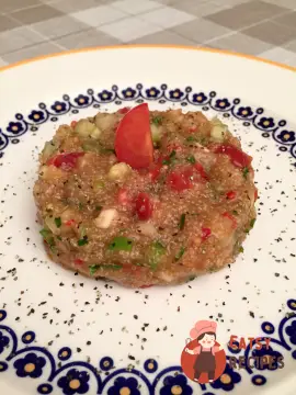 Салат із кіноа зі свіжими овочами.