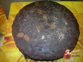 Шоколадний торт з вишнею та коньяком