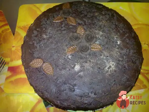 Шоколадний торт з вишнею та коньяком