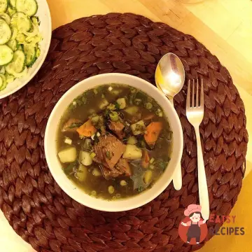 Зелений борщ на курячому бульйоні