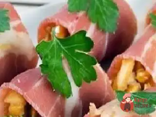 Рулетики з хамону з гострим арахісом