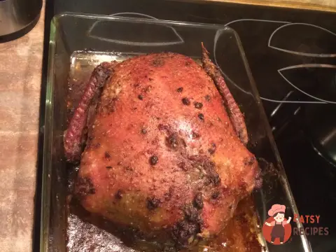 Качка фарширована гречкою з грибами
