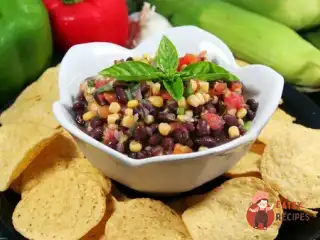 Салат зі смаженою кукурудзою, чорною квасолею та манго