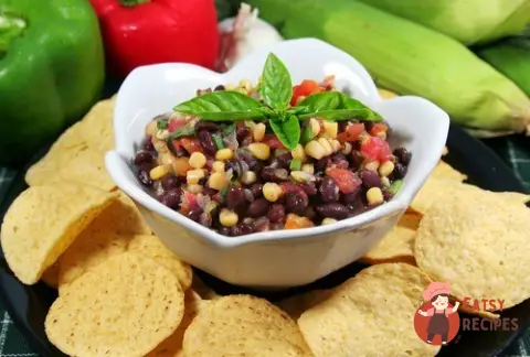 Салат зі смаженою кукурудзою, чорною квасолею та манго