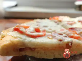 Легка піца з копченою яловичиною
