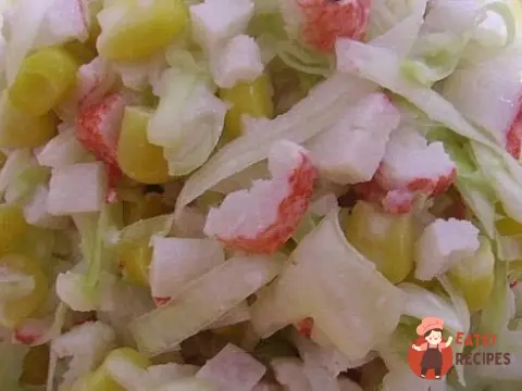 Салат з білокачанної капусти, крабових паличок та консервованої кукурудзи.