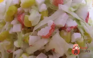 Салат З Білокачанної Капусти, Крабових Паличок Та Консервованої Кукурудзи.