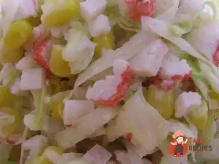 Салат з білокачанної капусти, крабових паличок та консервованої кукурудзи.