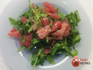 Легкий салат з руколою, сьомгою та грейпфрутом.