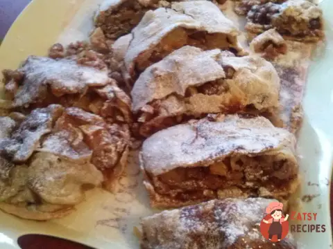 Яблучний штрудель з волоськими горіхами