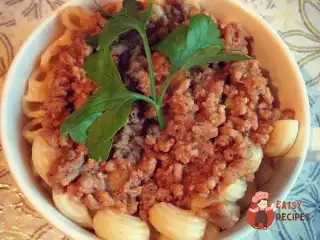 Макарони по-флотськи з томатною пастою
