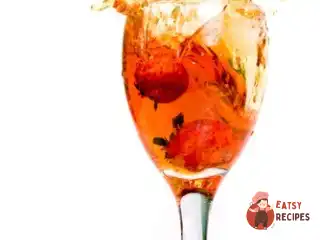 Холодний пунш з імбирним елем, гренадином та полуницею