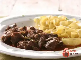 Яловичина тушкована з макаронами