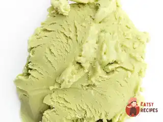 Морозиво із зеленим чаєм матчу та цукерками KitKat