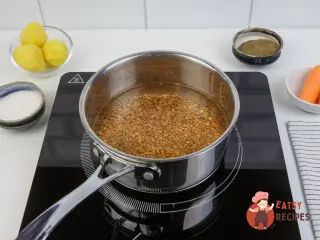 Крок 2: Гречаний суп з фрикадельками