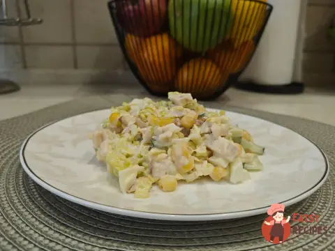 Салат з копченої курки та пекінської капусти